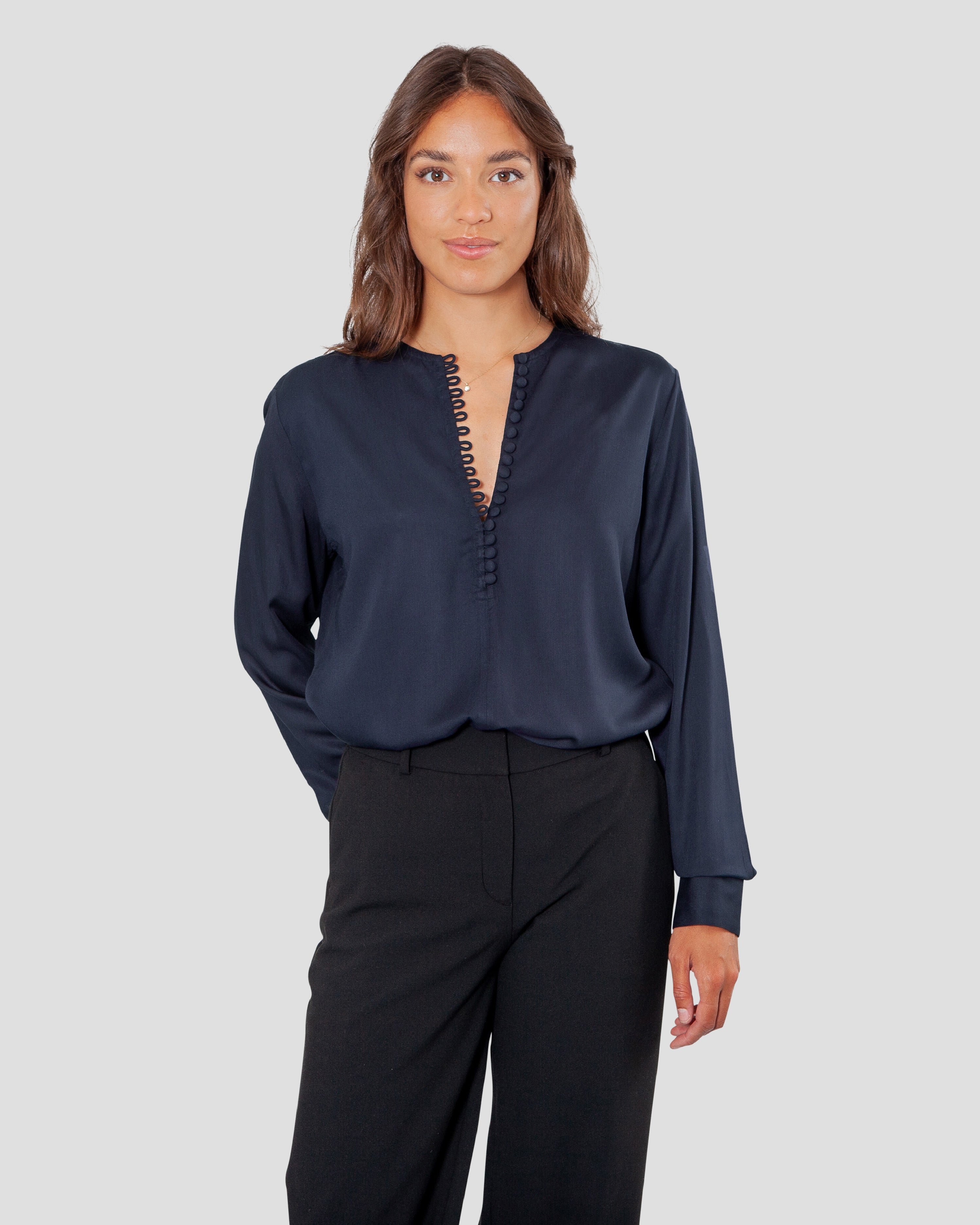 Skjortebluse til damer i navy lavet af kvaliteten 100% Viskose (LENZING™ ECOVERO™), ansvarligt produceret design fra A Working Theory