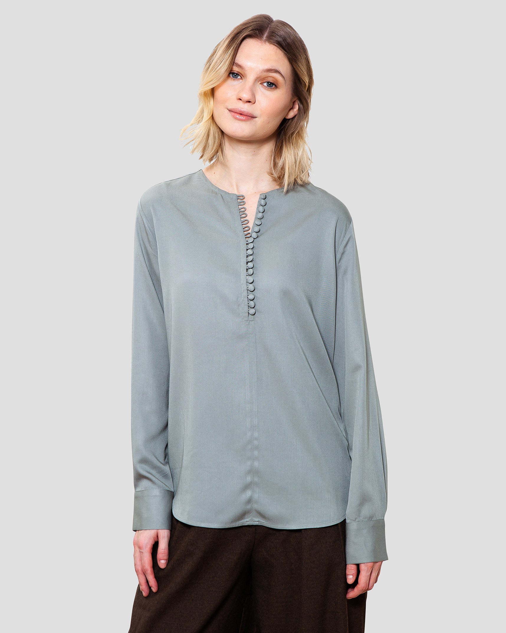Skjortebluse til damer i sage lavet af kvaliteten 100% Viskose (LENZING™ ECOVERO™), ansvarligt produceret design fra A Working Theory