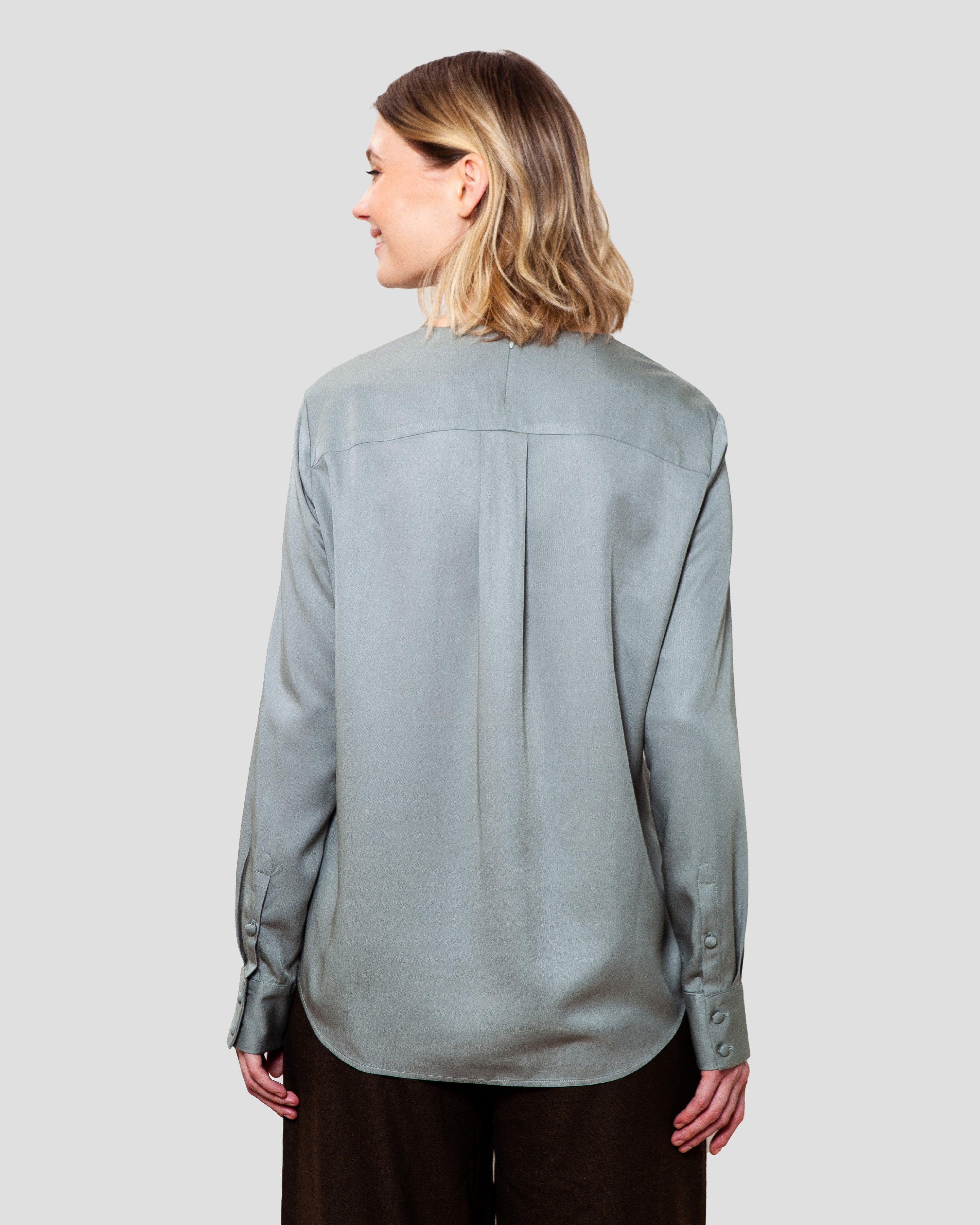 Skjortebluse til damer i sage lavet af kvaliteten 100% Viskose (LENZING™ ECOVERO™), ansvarligt produceret design fra A Working Theory