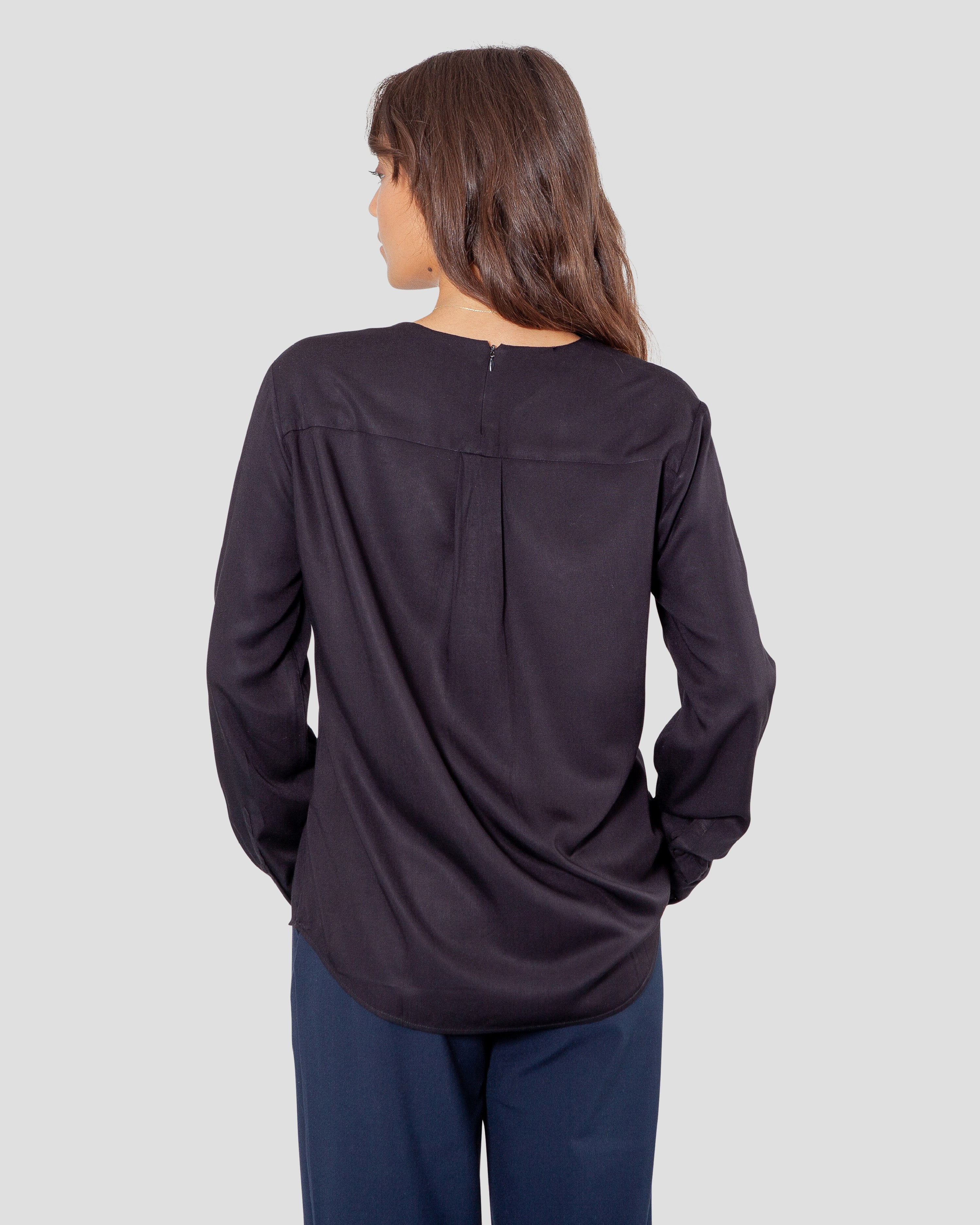 Skjortebluse til damer i sort lavet af kvaliteten 100% Viskose (LENZING™ ECOVERO™), ansvarligt produceret design fra A Working Theory