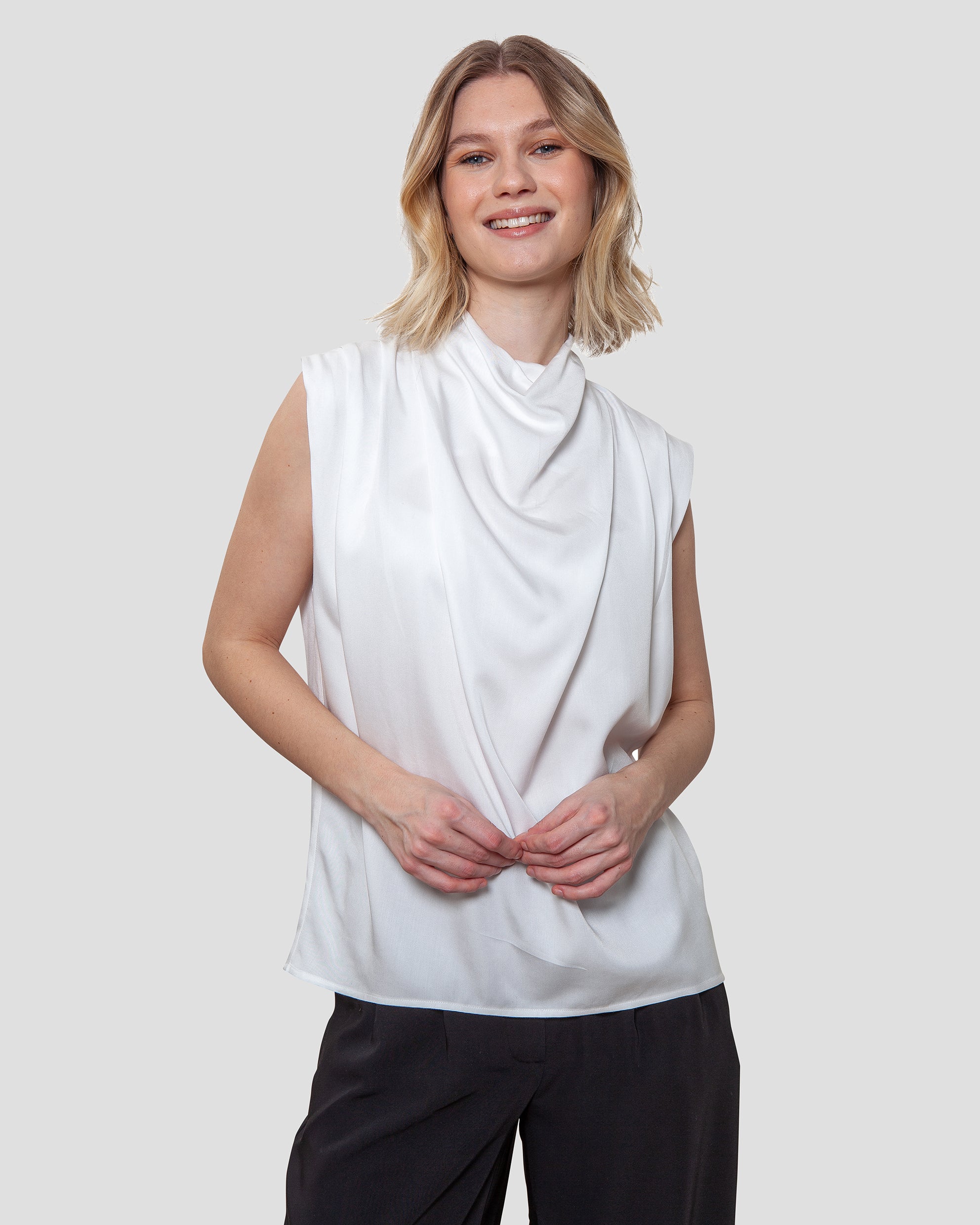 Draperet bluse uden aermer i hvid lavet af kvaliteten 100% Viskose (LENZING™ ECOVERO™), ansvarligt produceret design fra A Working Theory