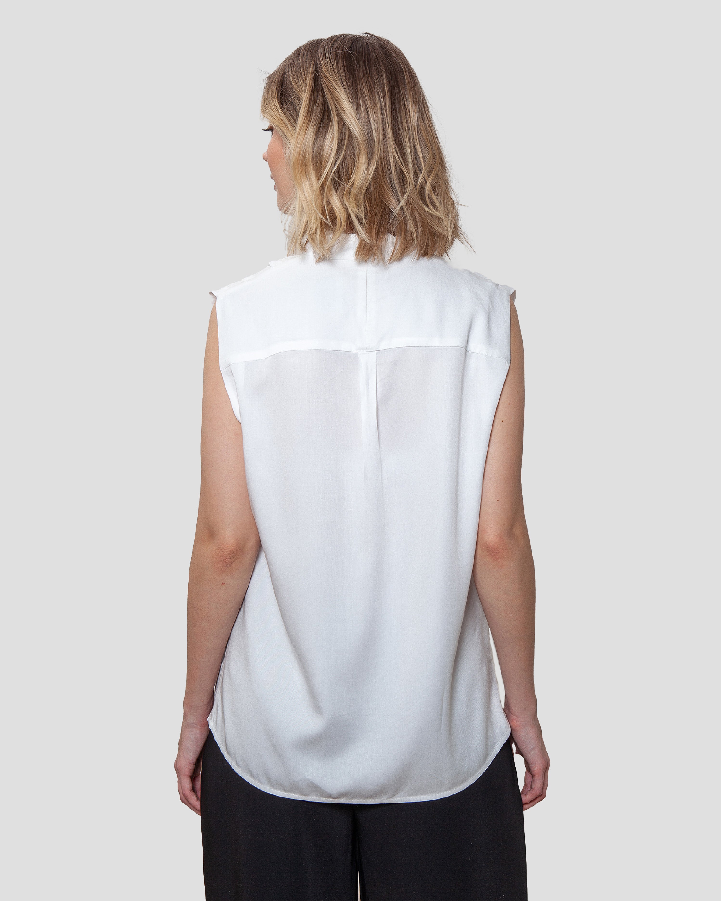 Draperet bluse uden aermer i hvid lavet af kvaliteten 100% Viskose (LENZING™ ECOVERO™), ansvarligt produceret design fra A Working Theory