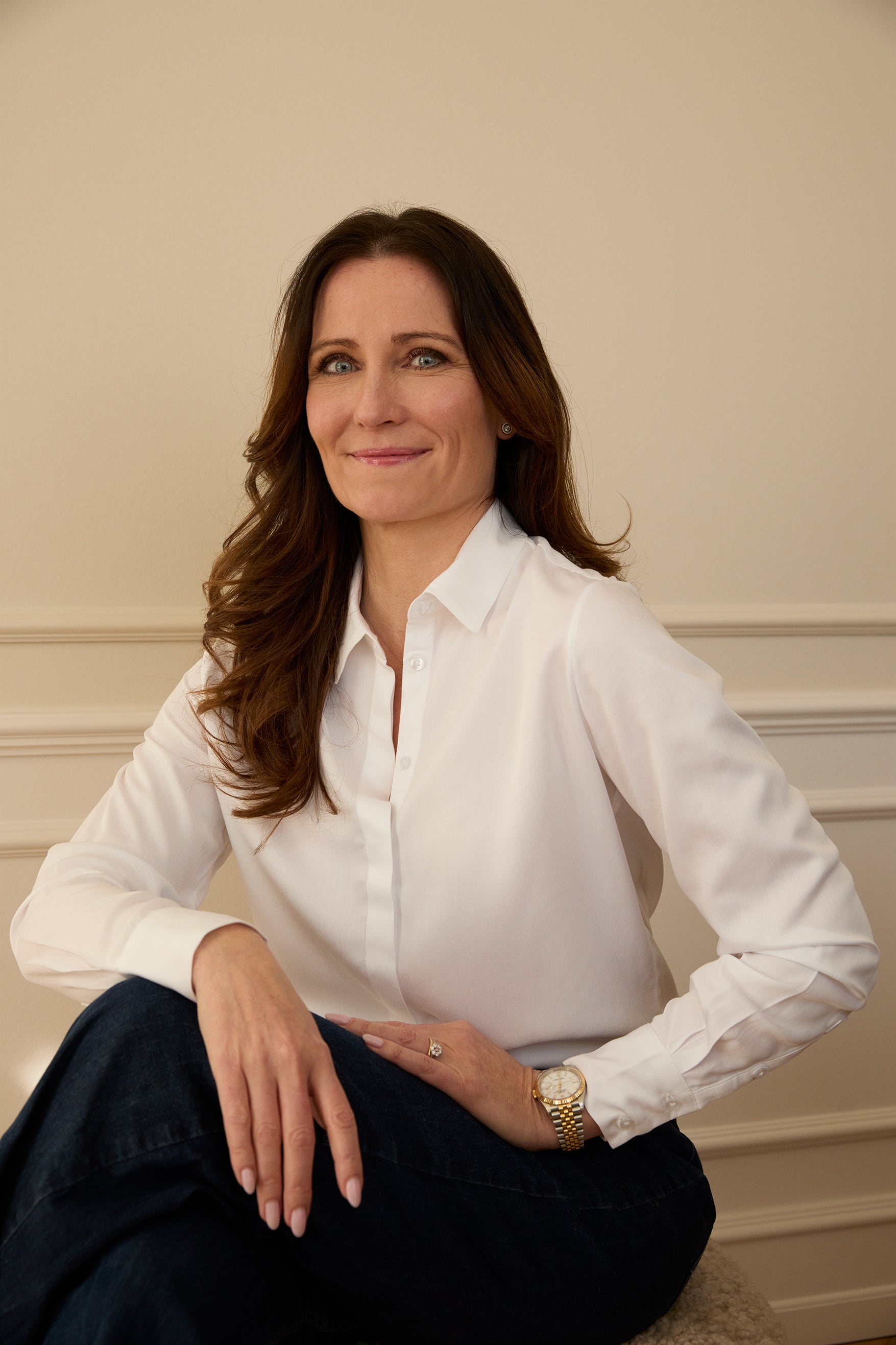 Louise Herping iført klassisk hvid skjorte til damer fra A Working Theory i blød viskose med elegant fald. Tidløs og alsidig skjorte med fokus på pasform og funktionalitet, ideel til en stilren og professionel garderobe.