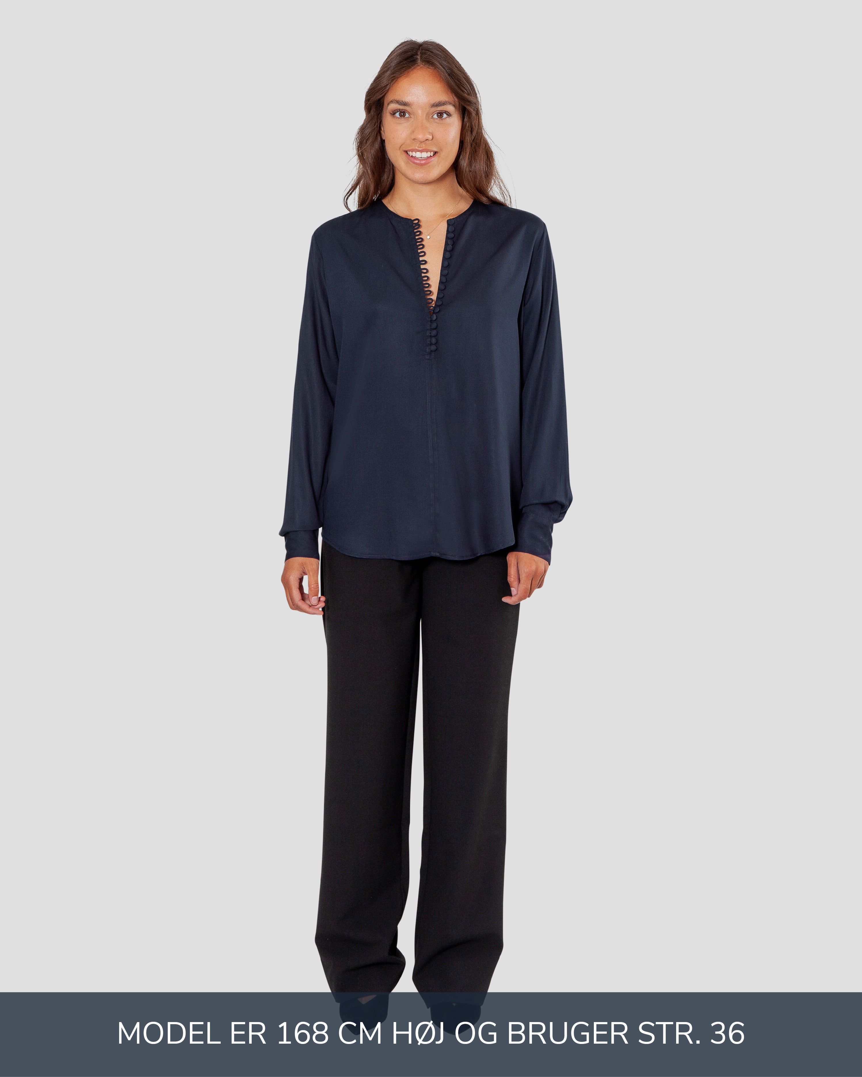 Skjortebluse til damer i navy lavet af kvaliteten 100% Viskose (LENZING™ ECOVERO™), ansvarligt produceret design fra A Working Theory
