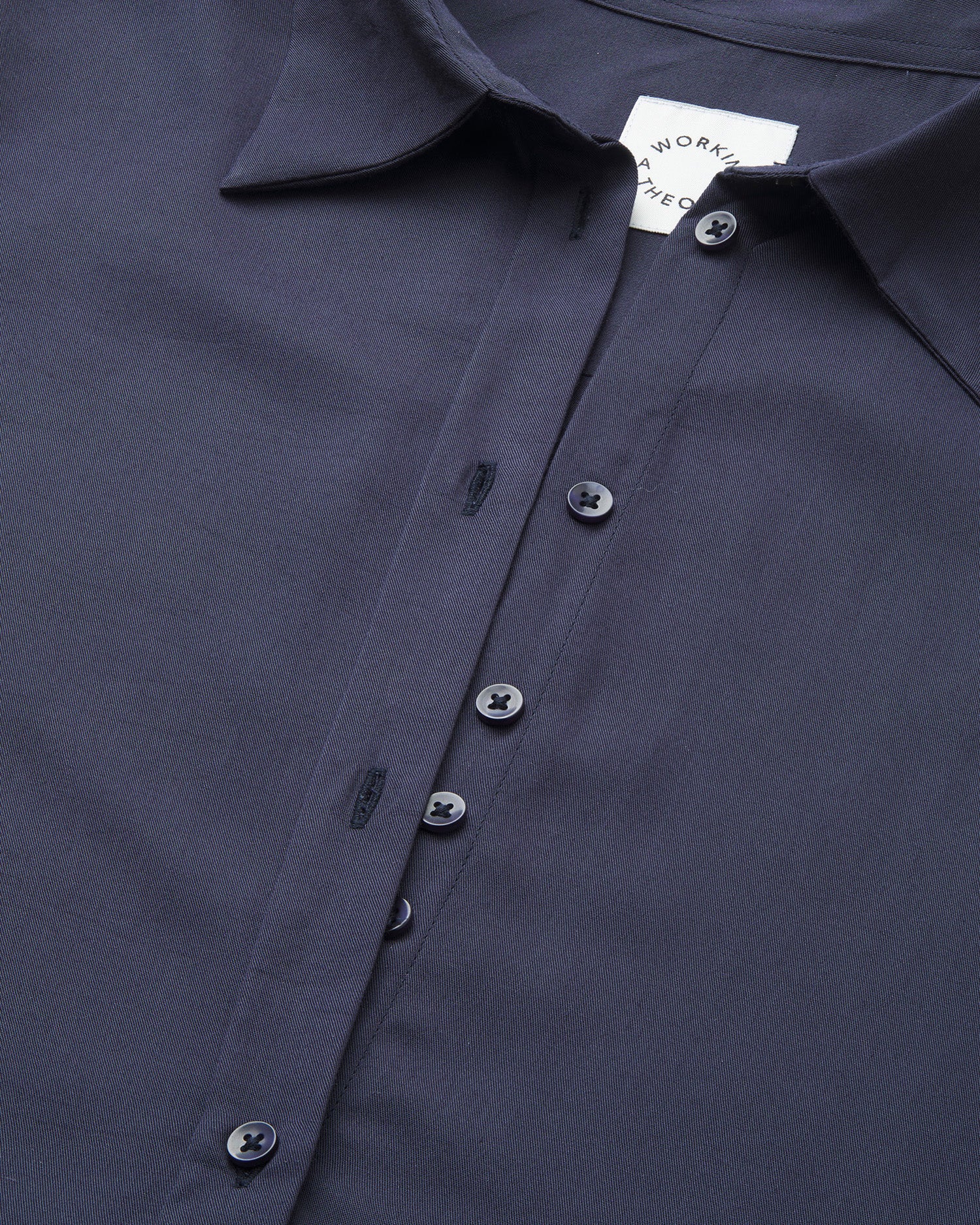 Klassisk skjortekjole til kvinder i navy lavet af kvaliteten 100% Viskose (LENZING™ ECOVERO™), ansvarligt produceret design fra A Working Theory