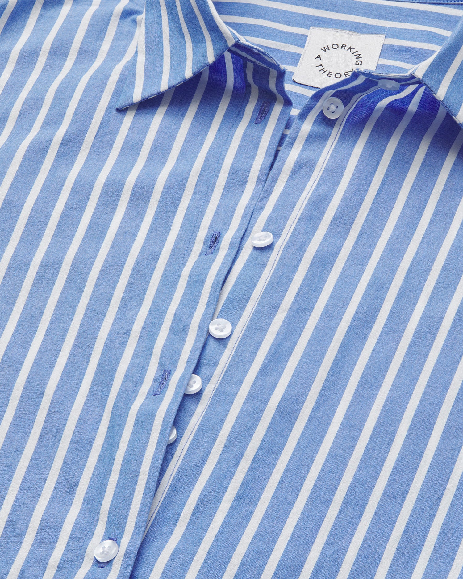 Klassisk skjorte til kvinder i blå og hvid stribe lavet af kvaliteten 100% Økologisk Bomuld, ansvarligt produceret design fra A Working Theory