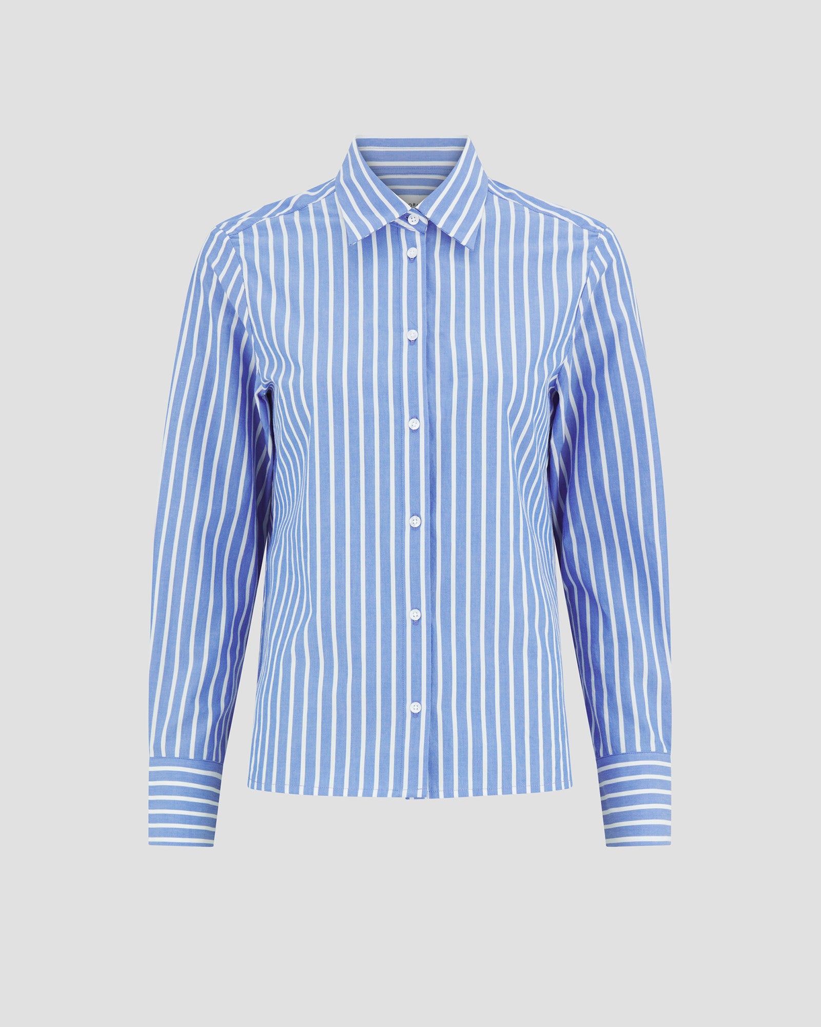 Klassisk skjorte til kvinder i blå og hvid stribe lavet af kvaliteten 100% Økologisk Bomuld, ansvarligt produceret design fra A Working Theory