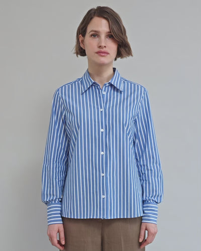 Klassisk skjorte til kvinder i blå og hvid stribe lavet af kvaliteten 100% Økologisk Bomuld, ansvarligt produceret design fra A Working Theory