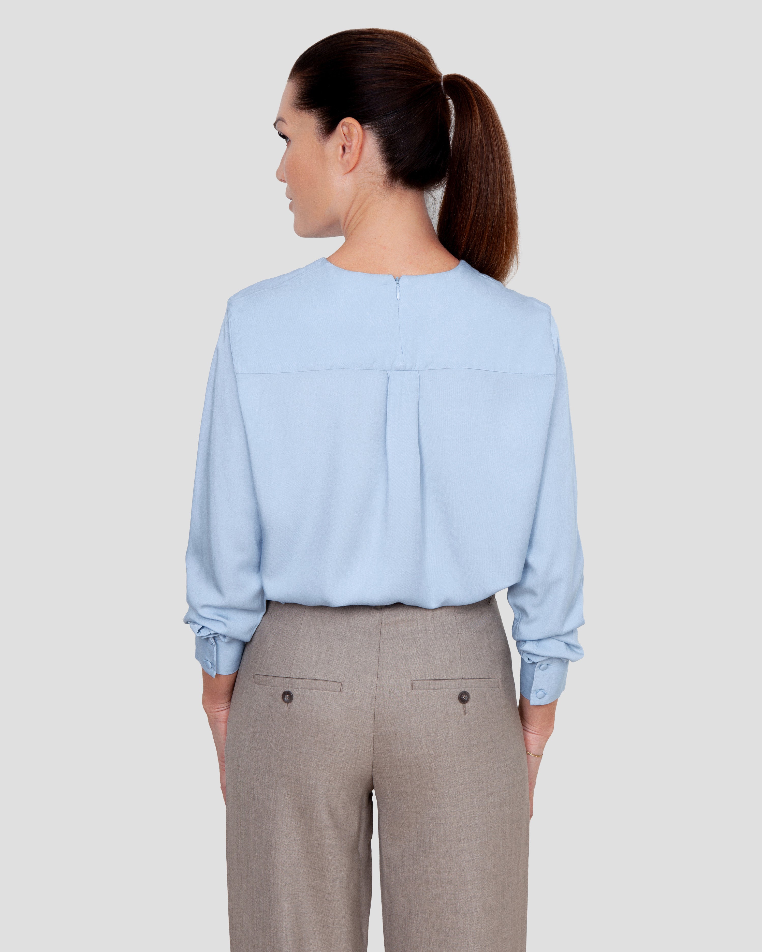 Skjortebluse til damer i lyseblaa lavet af kvaliteten 100% Viskose (LENZING™ ECOVERO™), ansvarligt produceret design fra A Working Theory