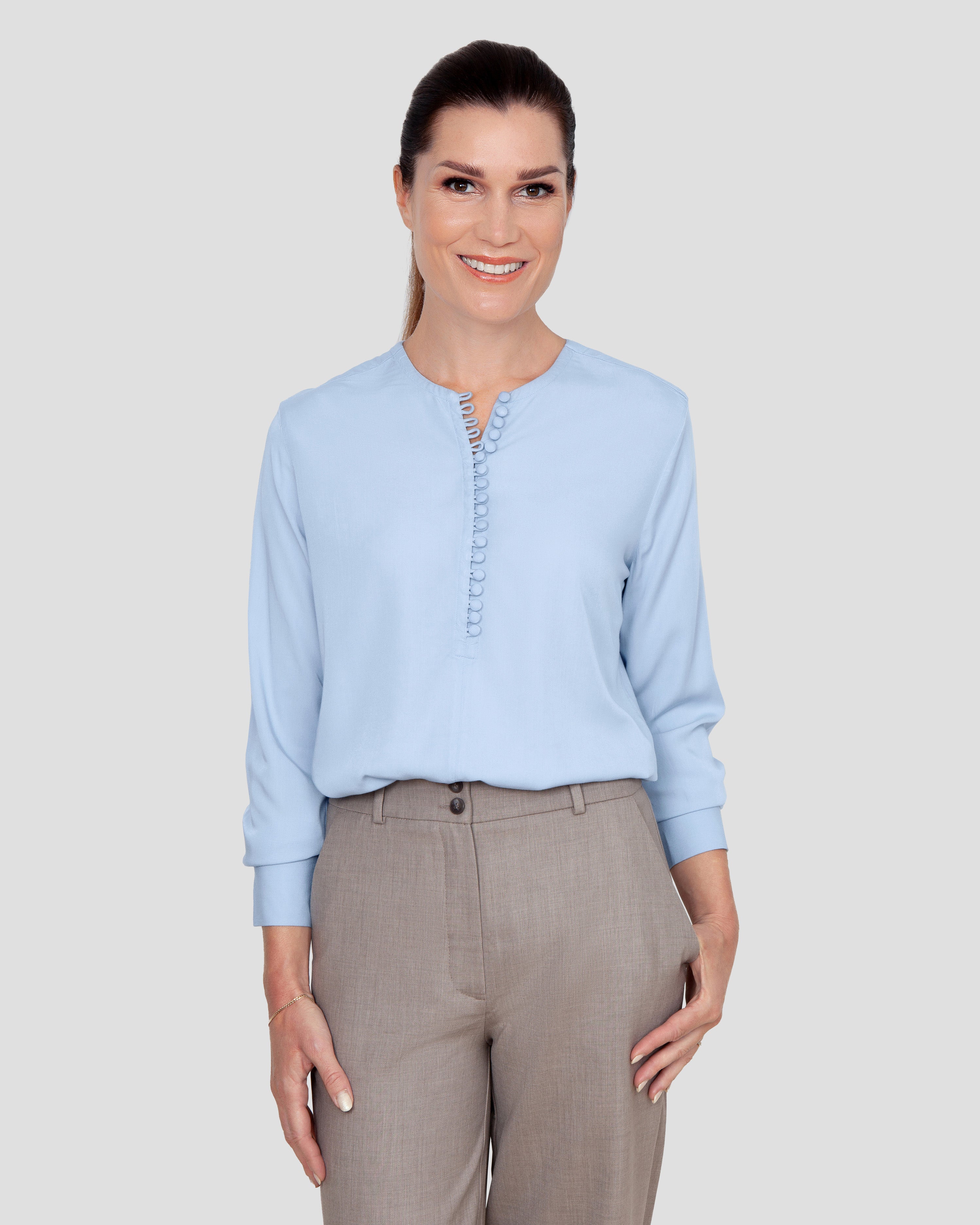 Skjortebluse til damer i lyseblaa lavet af kvaliteten 100% Viskose (LENZING™ ECOVERO™), ansvarligt produceret design fra A Working Theory