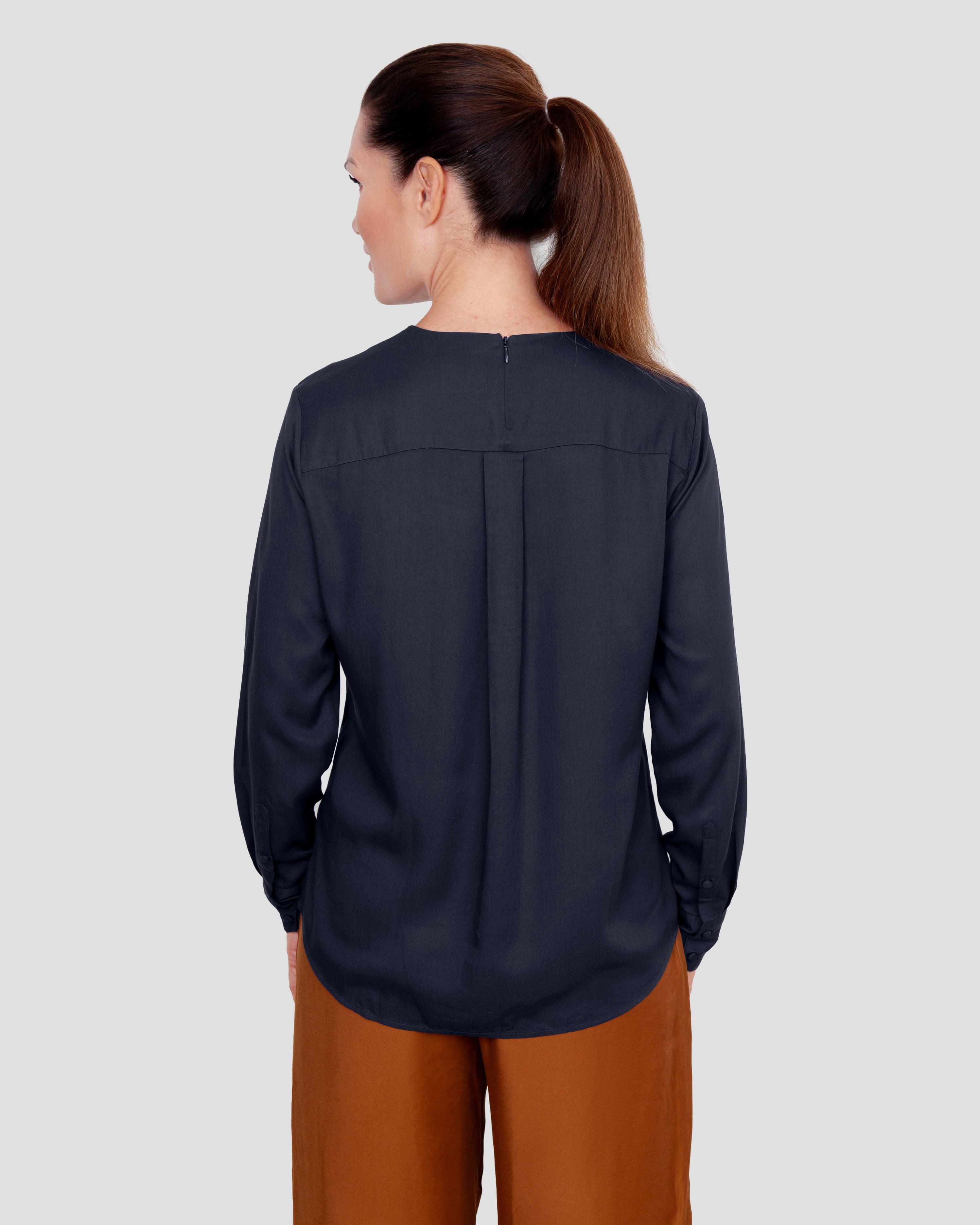 Skjortebluse til damer i navy lavet af kvaliteten 100% Viskose (LENZING™ ECOVERO™), ansvarligt produceret design fra A Working Theory