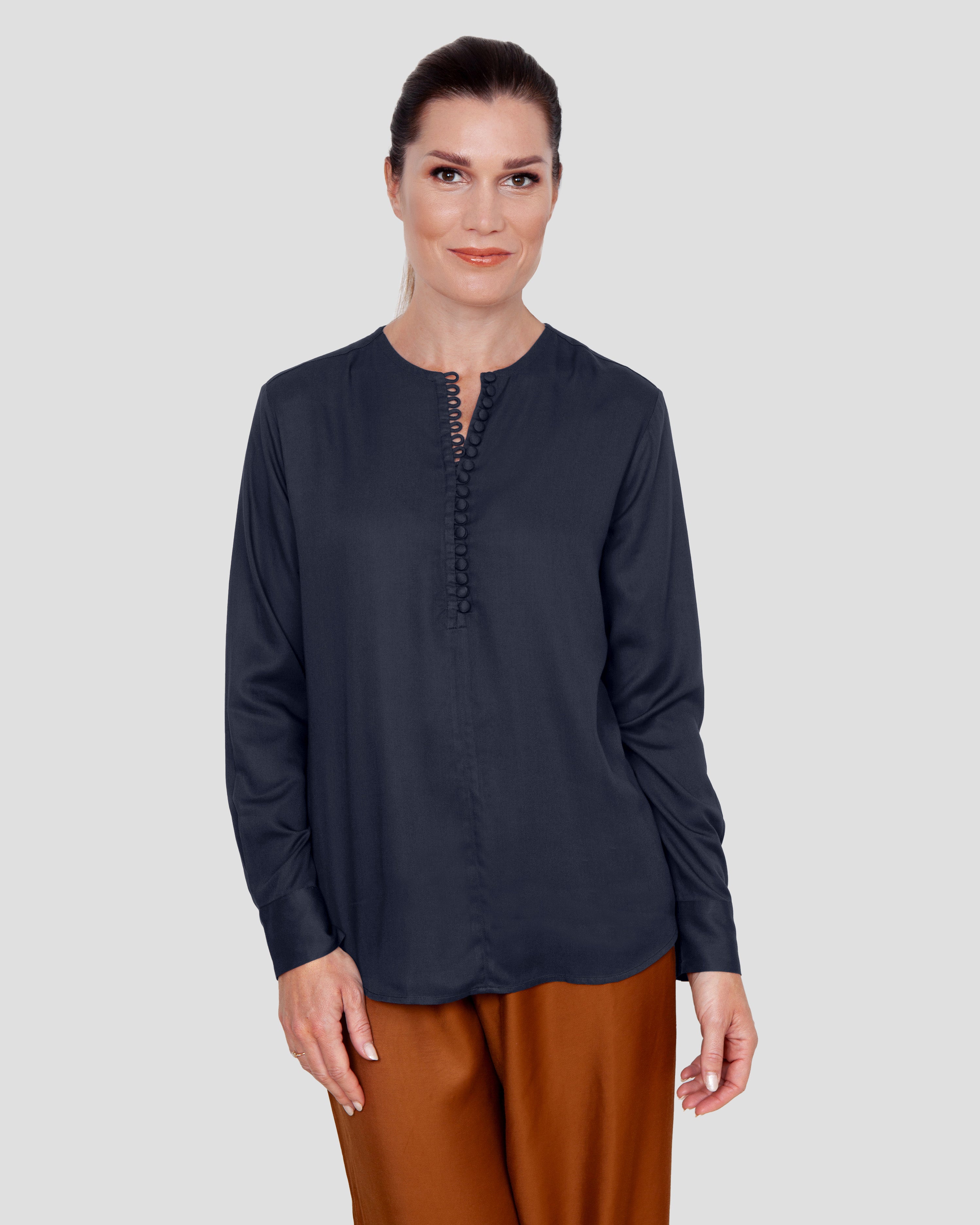 Skjortebluse til damer i navy lavet af kvaliteten 100% Viskose (LENZING™ ECOVERO™), ansvarligt produceret design fra A Working Theory