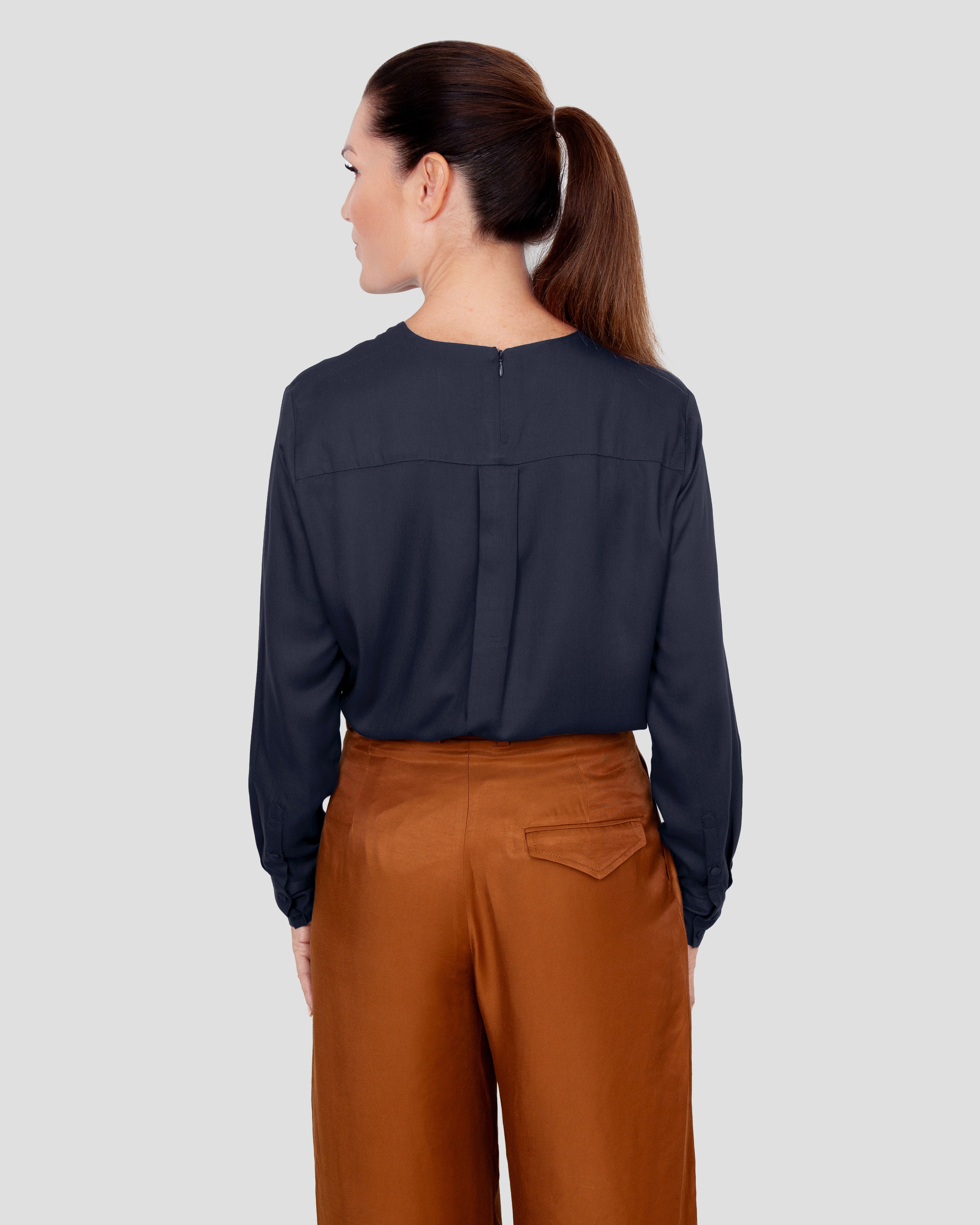 Skjortebluse til damer i navy lavet af kvaliteten 100% Viskose (LENZING™ ECOVERO™), ansvarligt produceret design fra A Working Theory