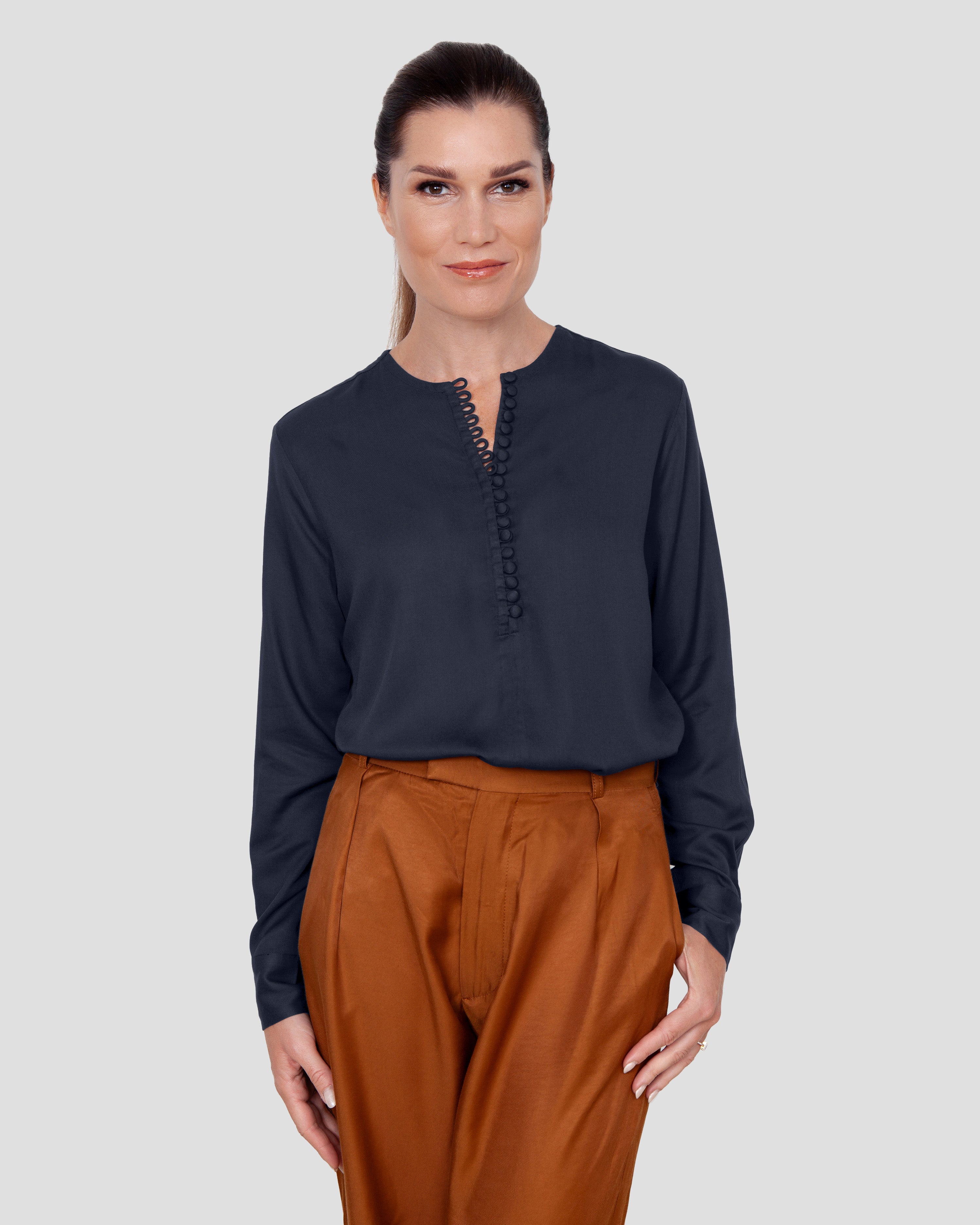 Skjortebluse til damer i navy lavet af kvaliteten 100% Viskose (LENZING™ ECOVERO™), ansvarligt produceret design fra A Working Theory