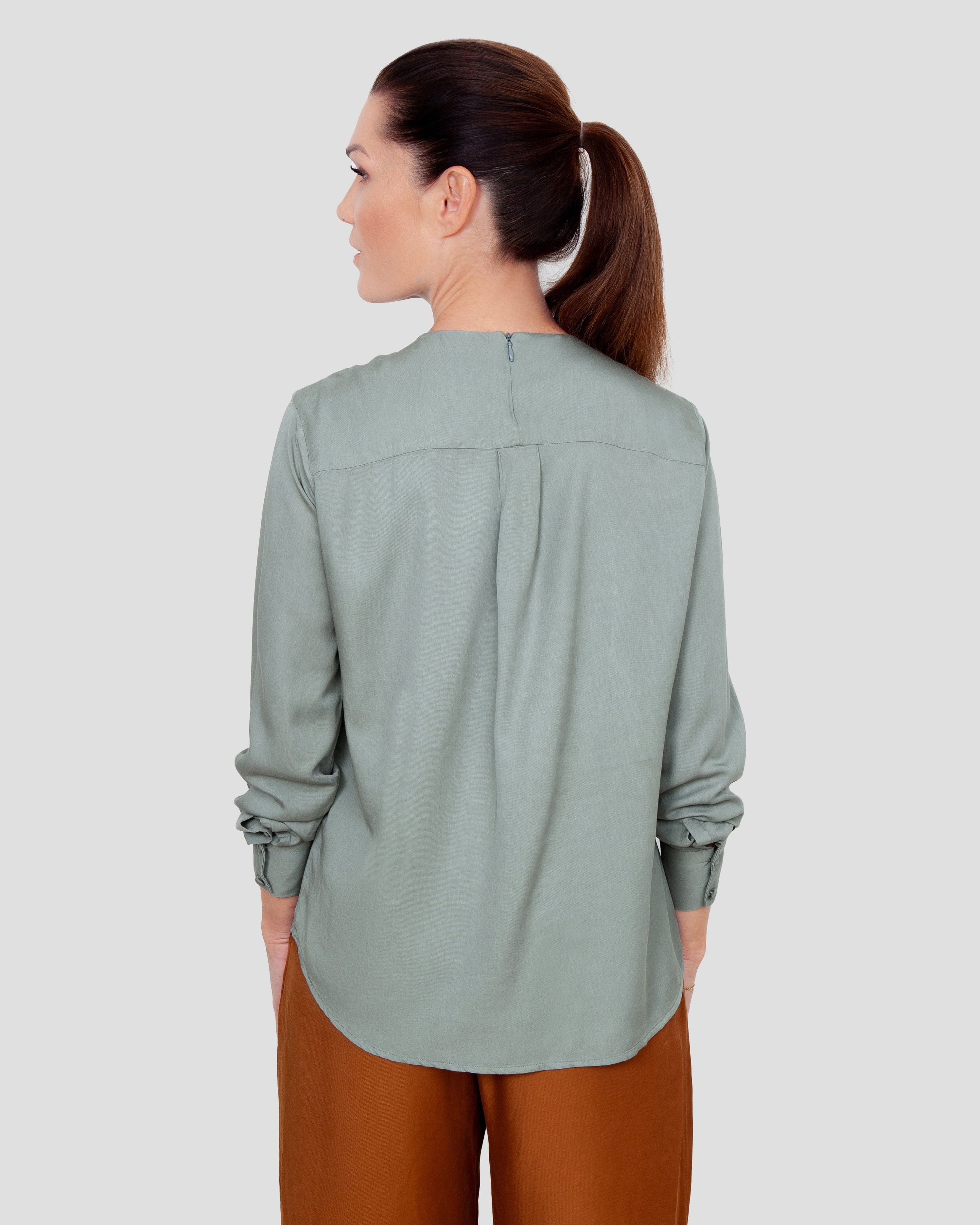 Skjortebluse til damer i sage lavet af kvaliteten 100% Viskose (LENZING™ ECOVERO™), ansvarligt produceret design fra A Working Theory
