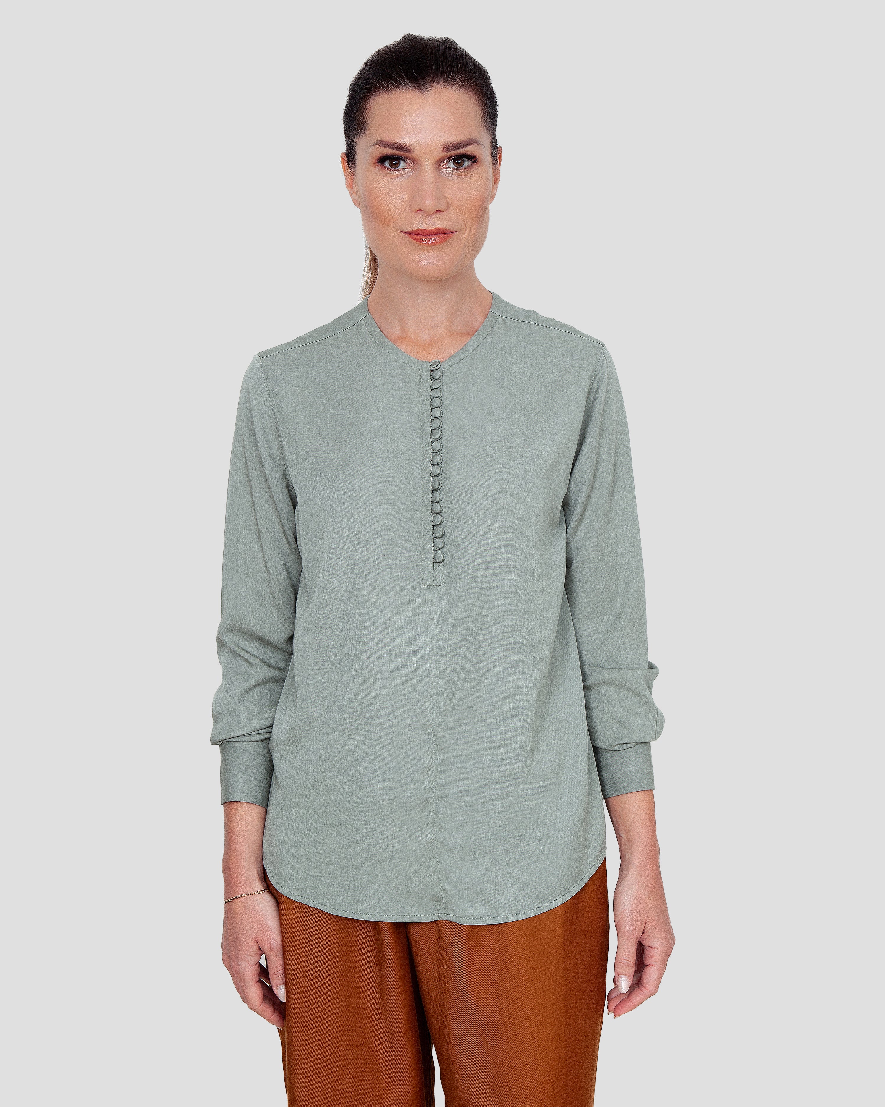 Skjortebluse til damer i sage lavet af kvaliteten 100% Viskose (LENZING™ ECOVERO™), ansvarligt produceret design fra A Working Theory