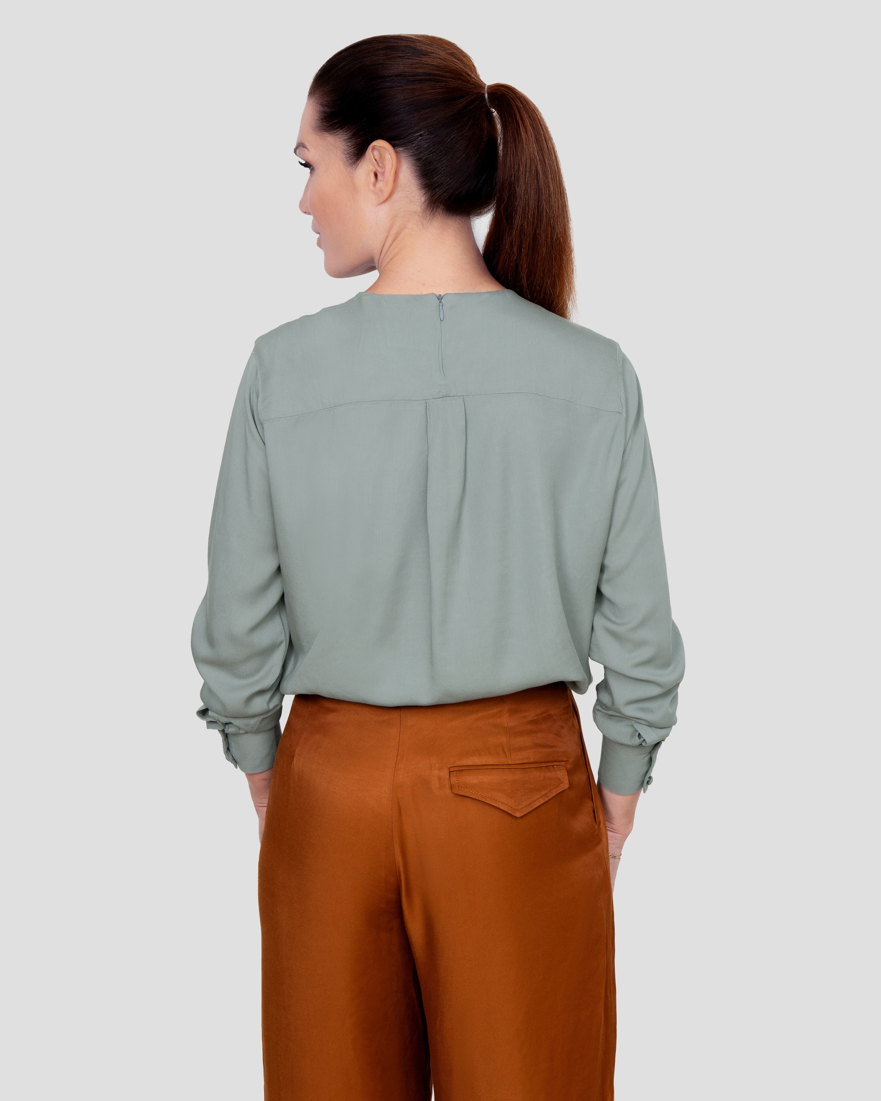 Skjortebluse til damer i sage lavet af kvaliteten 100% Viskose (LENZING™ ECOVERO™), ansvarligt produceret design fra A Working Theory