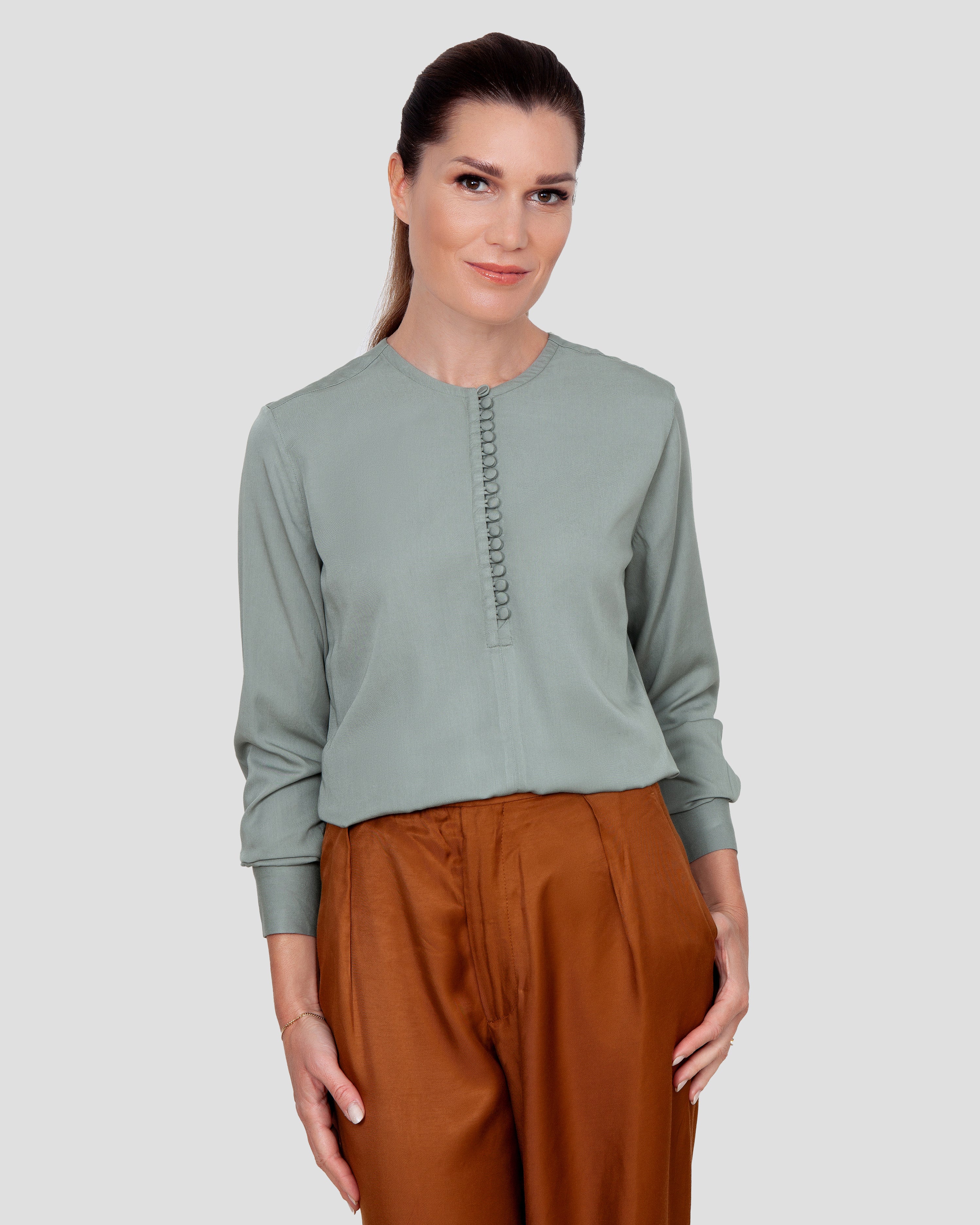 Skjortebluse til damer i sage lavet af kvaliteten 100% Viskose (LENZING™ ECOVERO™), ansvarligt produceret design fra A Working Theory