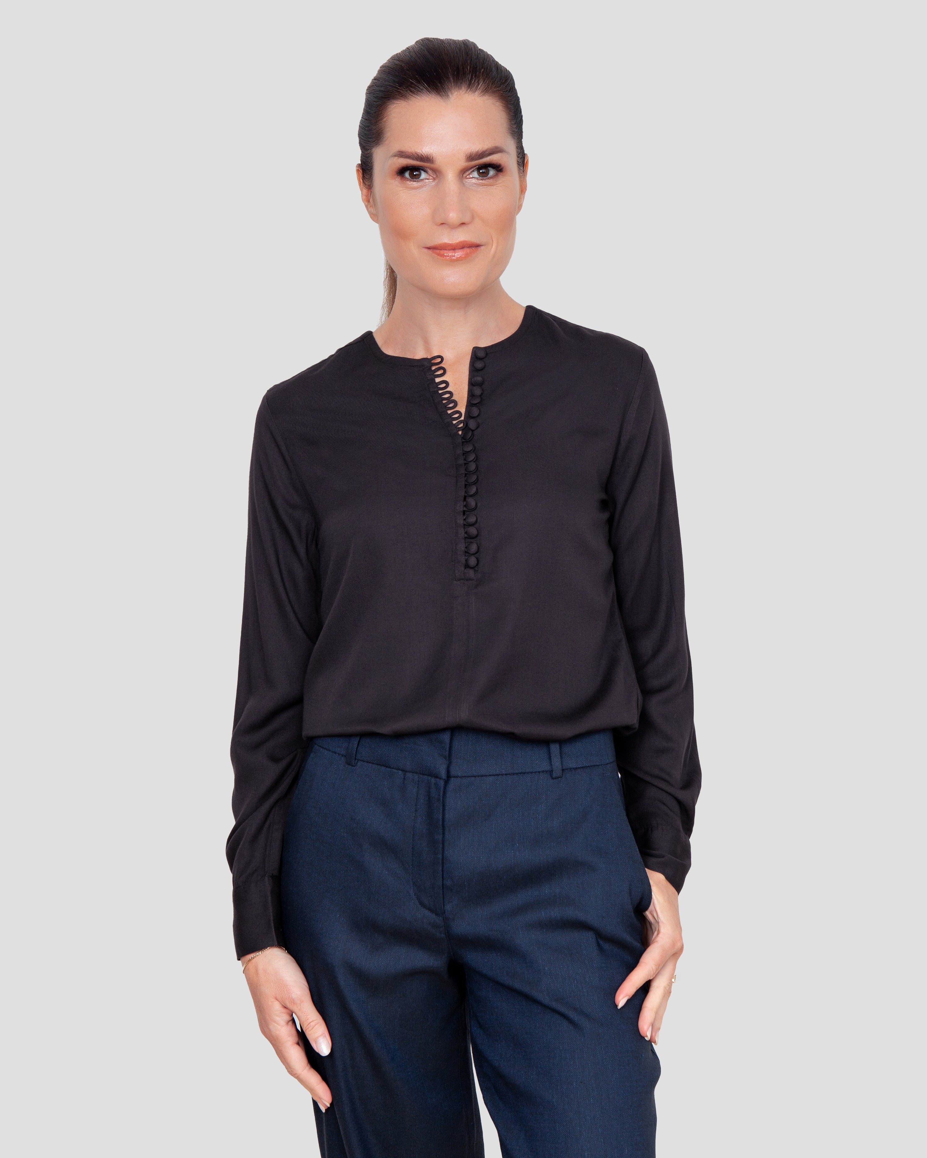 Skjortebluse til damer i sort lavet af kvaliteten 100% Viskose (LENZING™ ECOVERO™), ansvarligt produceret design fra A Working Theory