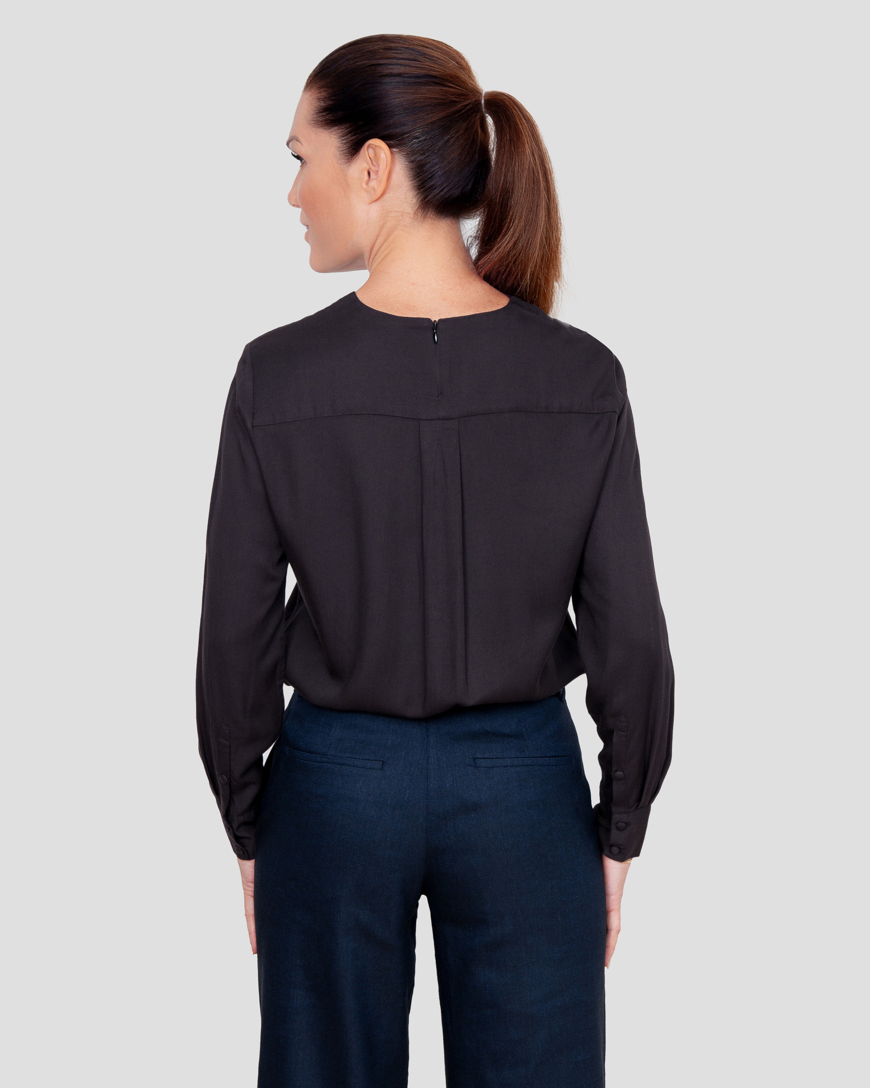 Skjortebluse til damer i sort lavet af kvaliteten 100% Viskose (LENZING™ ECOVERO™), ansvarligt produceret design fra A Working Theory