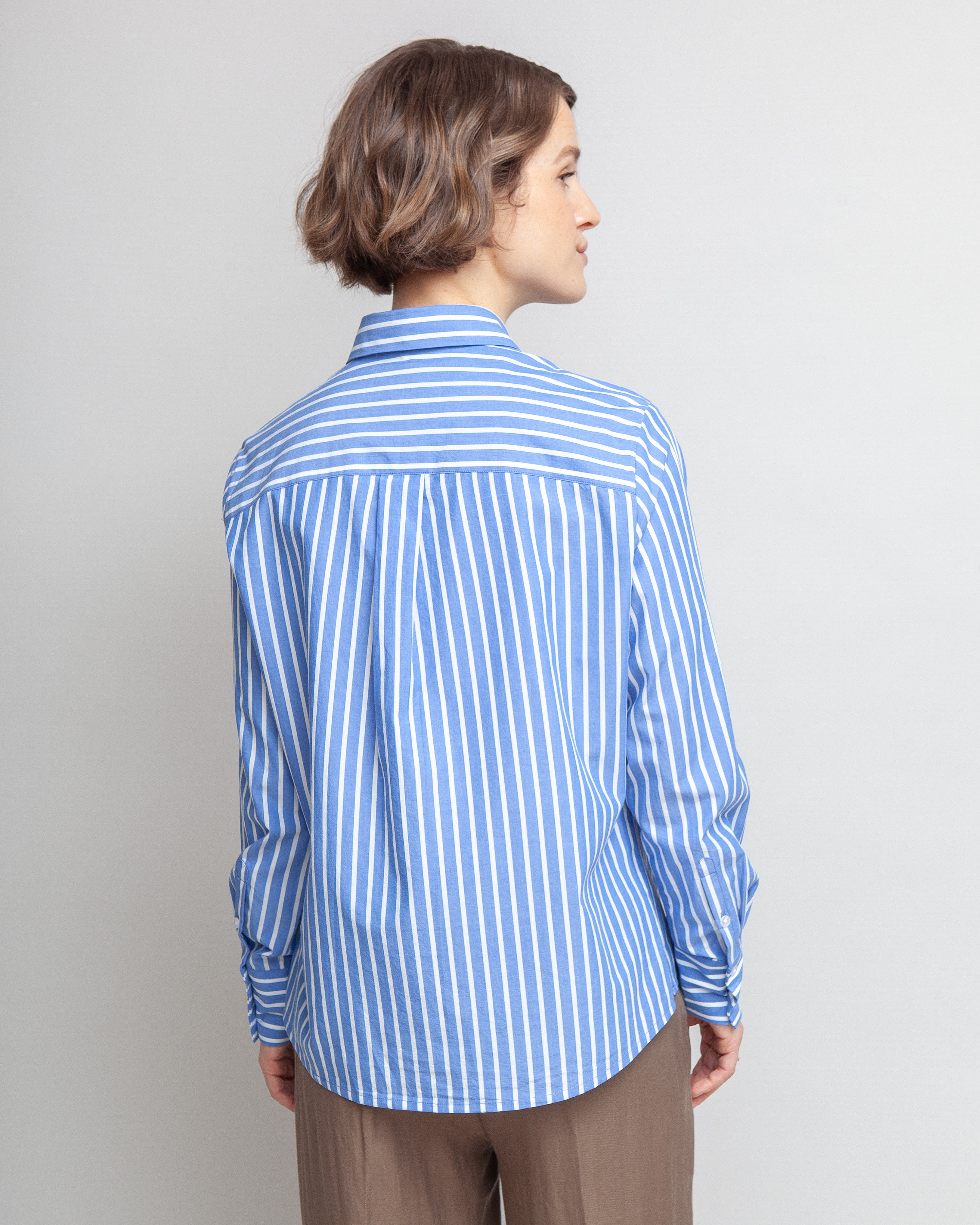 Klassisk skjorte til kvinder i blå og hvid stribe lavet af kvaliteten 100% Økologisk Bomuld, ansvarligt produceret design fra A Working Theory