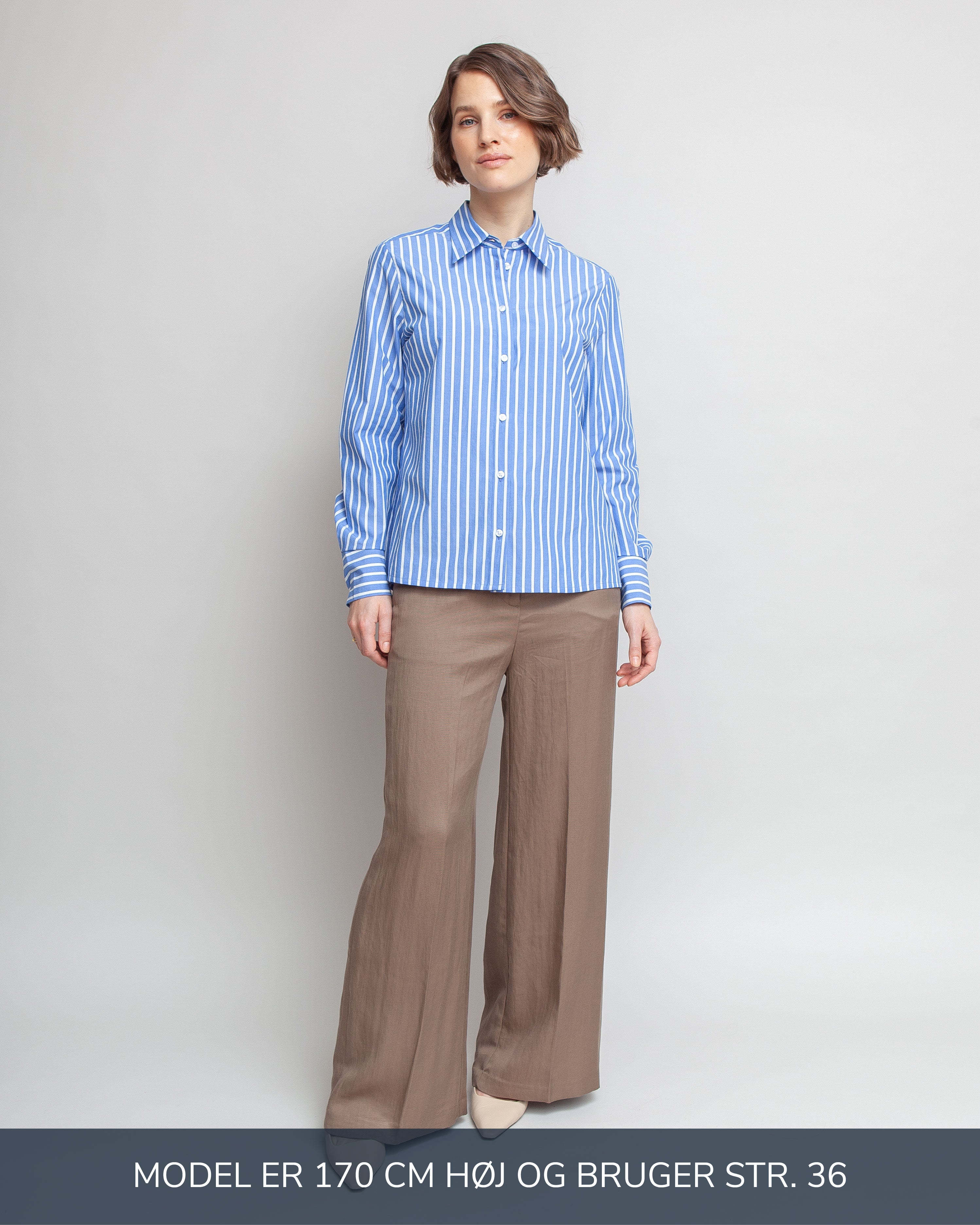 Klassisk skjorte til kvinder i blå og hvid stribe lavet af kvaliteten 100% Økologisk Bomuld, ansvarligt produceret design fra A Working Theory