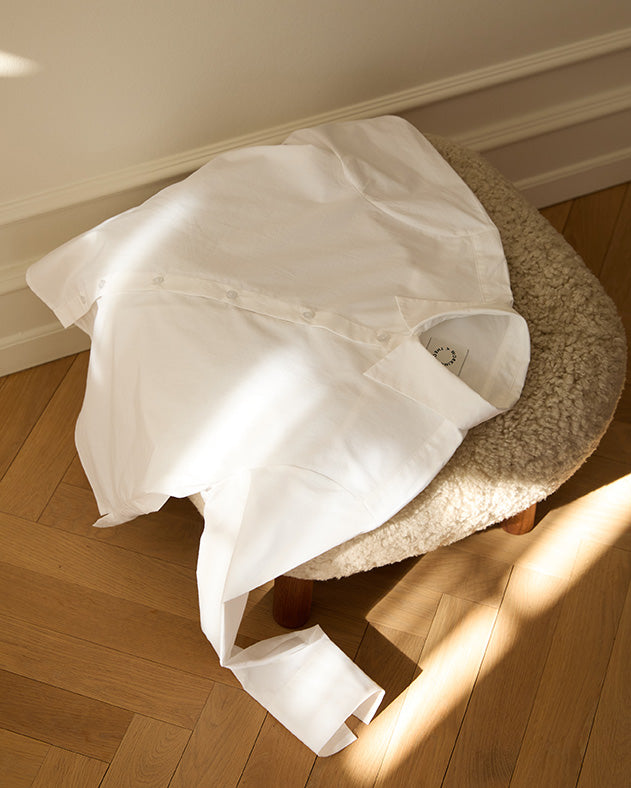 Klassisk skjorte til kvinder i hvid lavet af kvaliteten 100% Økologisk Bomuld, ansvarligt produceret design fra A Working Theory