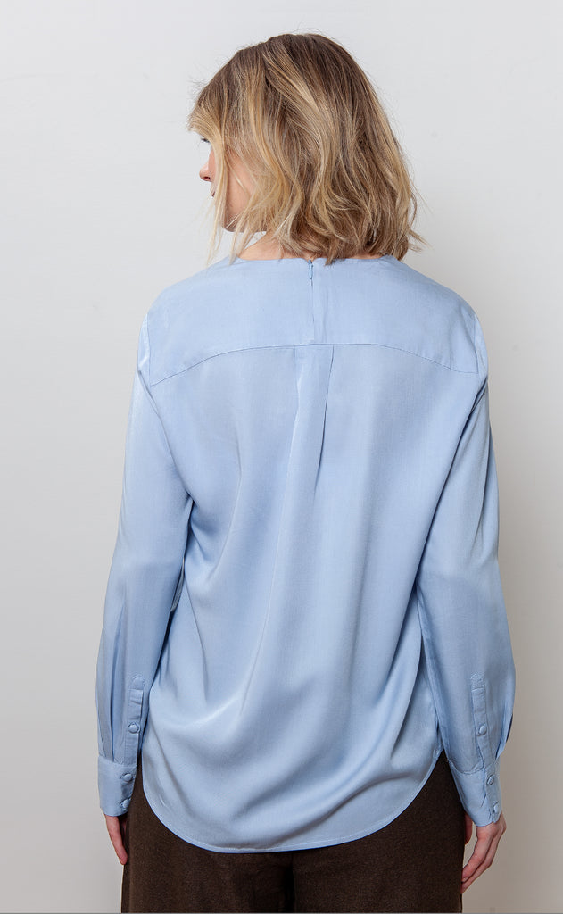 Eva skjortebluse i lyseblaa lavet af kvaliteten 100% Viskose (LENZING™ ECOVERO™), ansvarligt produceret design fra A Working Theory