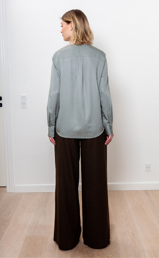 Eva skjortebluse i sage lavet af kvaliteten 100% Viskose (LENZING™ ECOVERO™), ansvarligt produceret design fra A Working Theory