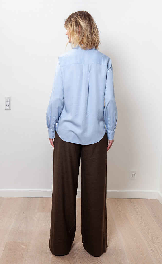 Nanna skjorte i lyseblaa lavet af kvaliteten 100% Viskose (LENZING™ ECOVERO™), ansvarligt produceret design fra A Working Theory