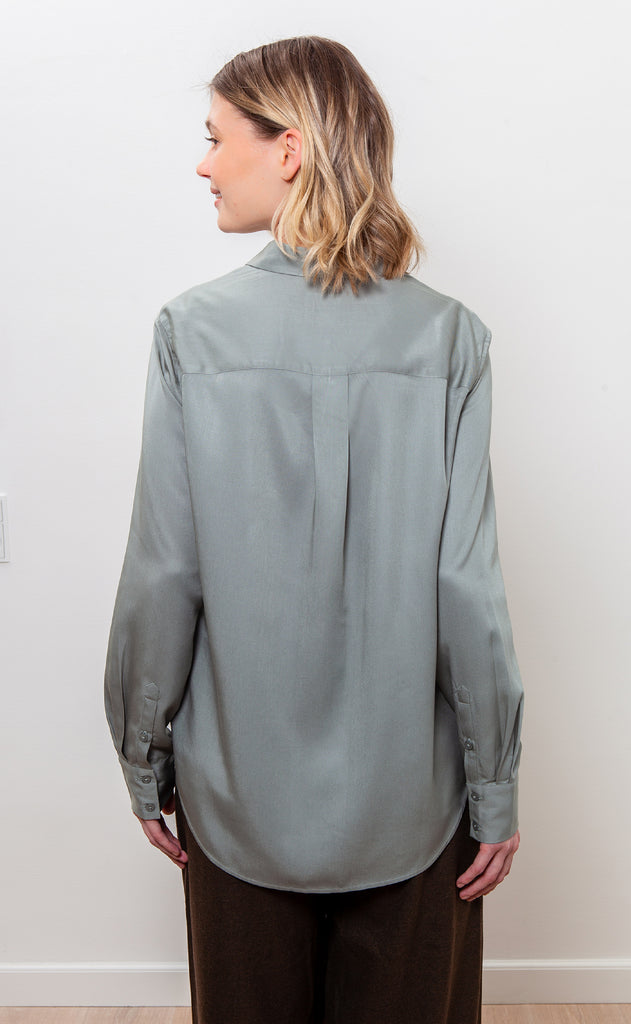 Nanna skjorte i sage lavet af kvaliteten 100% Viskose (LENZING™ ECOVERO™), ansvarligt produceret design fra A Working Theory