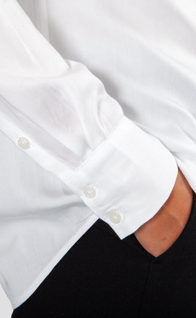 Catherine bluse i hvid lavet af kvaliteten 100% Viskose (LENZING™ ECOVERO™), ansvarligt produceret design fra A Working Theory