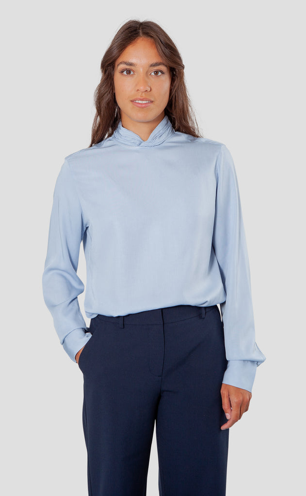 Catherine bluse i lyseblaa lavet af kvaliteten 100% Viskose (LENZING™ ECOVERO™), ansvarligt produceret design fra A Working Theory