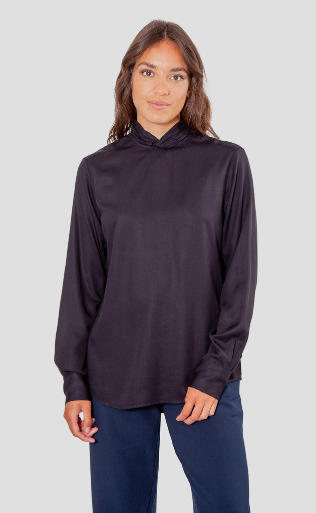 Catherine bluse i sort lavet af kvaliteten 100% Viskose (LENZING™ ECOVERO™), ansvarligt produceret design fra A Working Theory