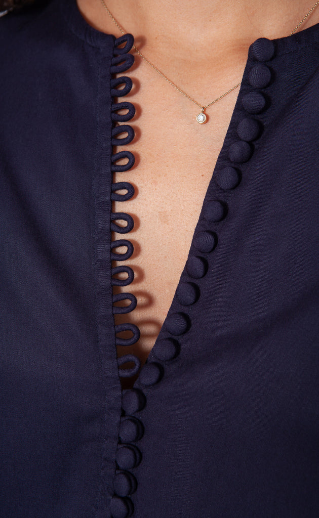 Eva skjortebluse i navy lavet af kvaliteten 100% Viskose (LENZING™ ECOVERO™), ansvarligt produceret design fra A Working Theory