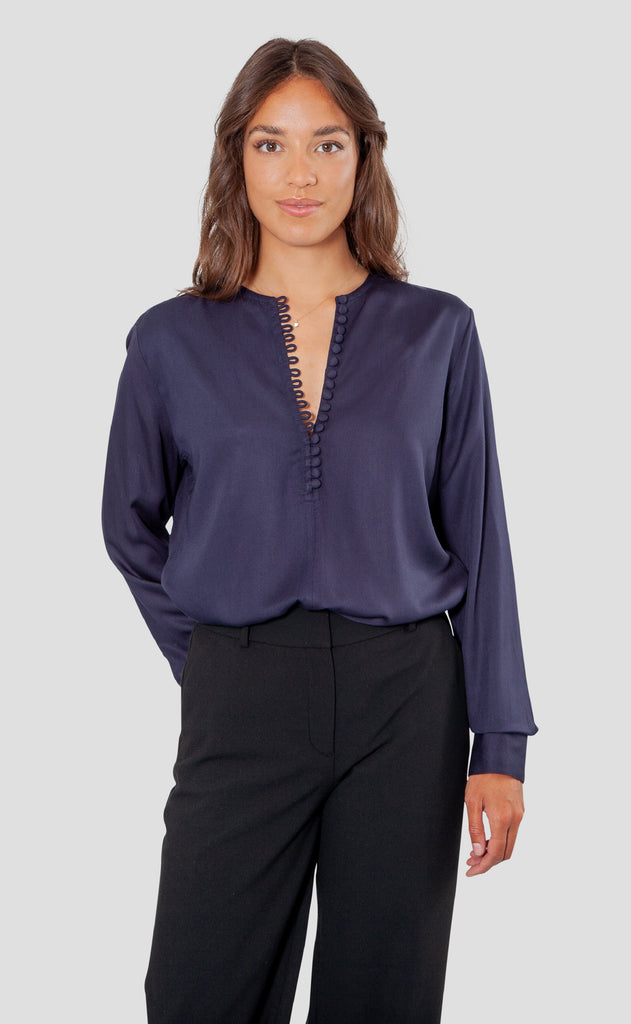 Eva skjortebluse i navy lavet af kvaliteten 100% Viskose (LENZING™ ECOVERO™), ansvarligt produceret design fra A Working Theory
