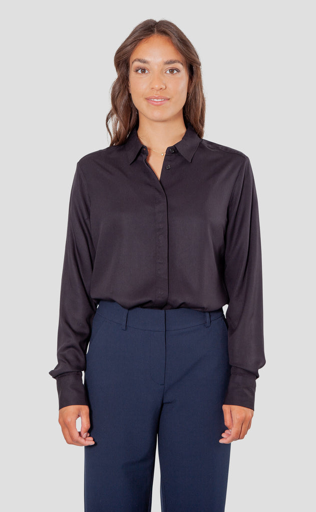 Nanna skjorte i sort lavet af kvaliteten 100% Viskose (LENZING™ ECOVERO™), ansvarligt produceret design fra A Working Theory